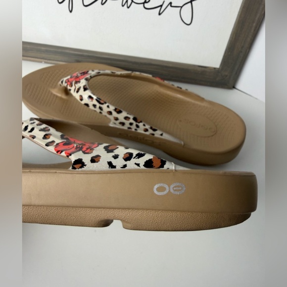 OOFOS OOlala Limited Sandals Leopard Flora print - Picture 6 of 8